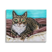 _ Šarmantna prugasta mačka sa zelenim očima koja se grli na pokrivaču, Moderna galerija slika - omotano platno,